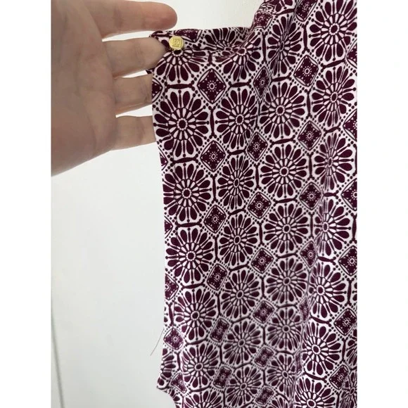 NWT Liz‎ Claiborne Maroon/hite Geometric Patterned Top W Capped Sleeves Size 1X - Picture 3 of 5
